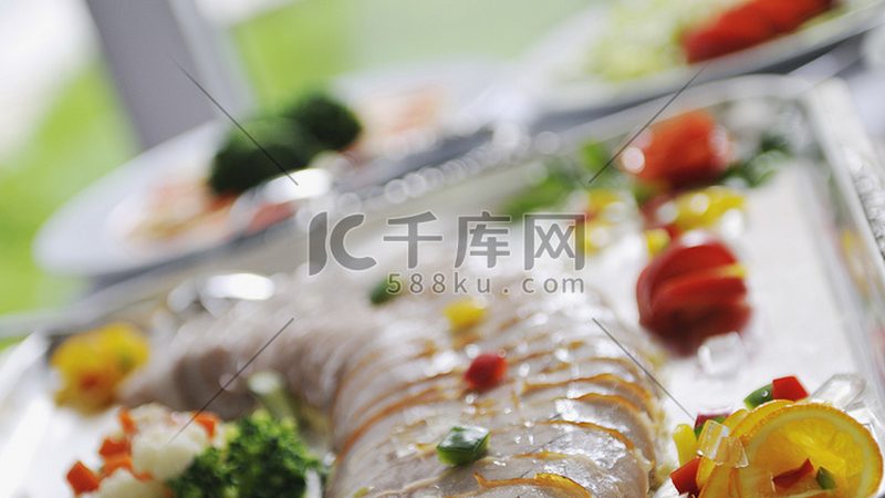 选择加盟品牌时，加盟者的首要任务是考察品牌的资质。以下是一些关键点：